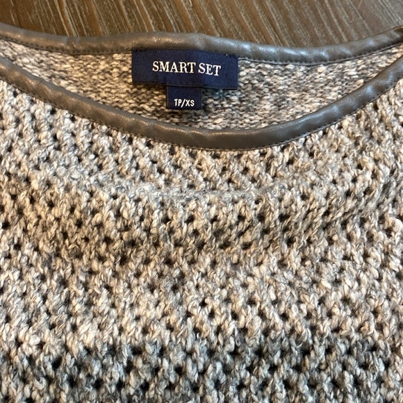 Smart Set ladies sweater with beautiful gray heathering in size extra small. - Picture 3 of 8